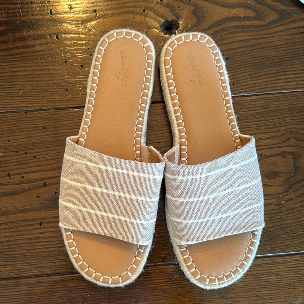 Size 10 universal threads slide slides. Never worn.